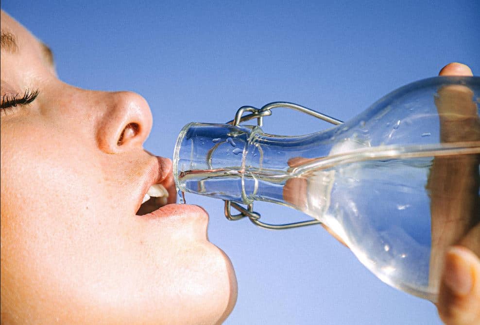 Sabor metálico en la boca: causas, prevención y cuándo acudir al dentista